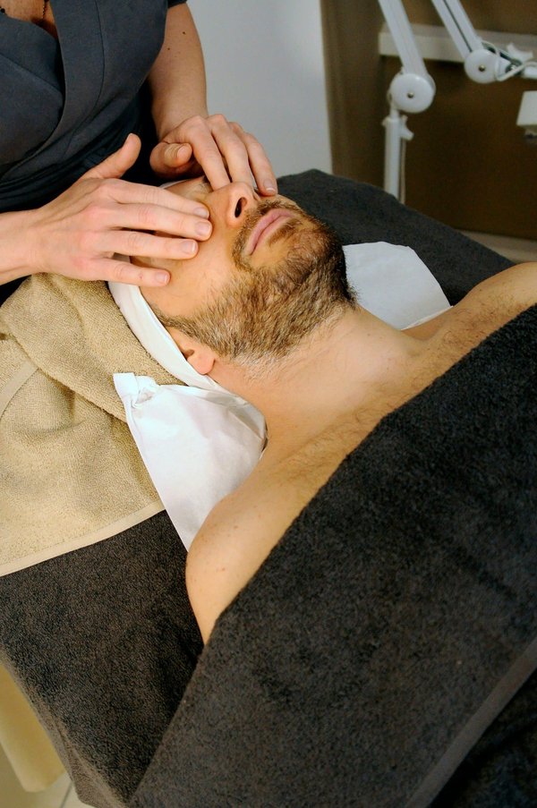 Quels sont les bienfaits du massage facial avec des pierres de jade?