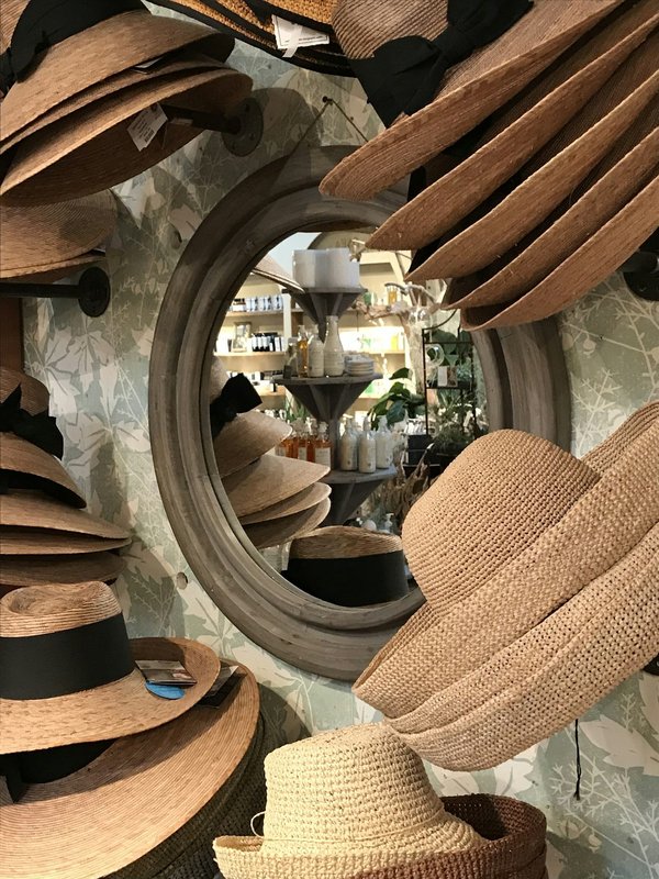 Quels types de couvre-chefs sont appropriés pour une tenue de cérémonie d'été?