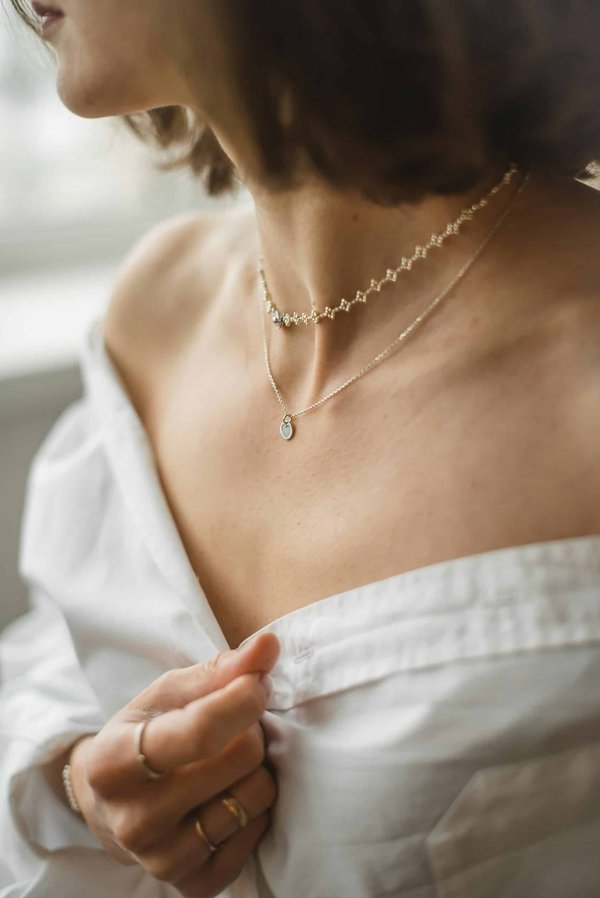Quelle longueur de collier choisir pour accompagner une robe à encolure asymétrique?