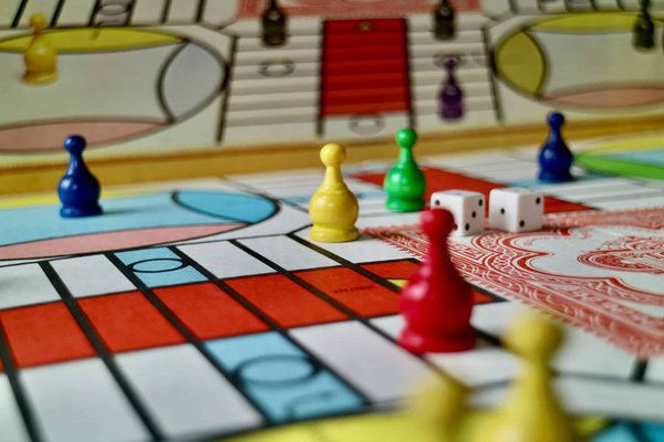 Quels sont les jeux de société les plus agréables pour une soirée en famille?