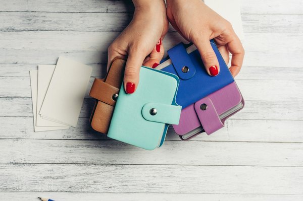 Porte-cartes femme : un accessoire incontournable pour les femmes modernes